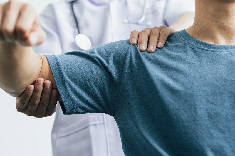 A man with shoulder pain goes to the doctor, The doctor diagnoses the patient's arm pain and shoulder pain.