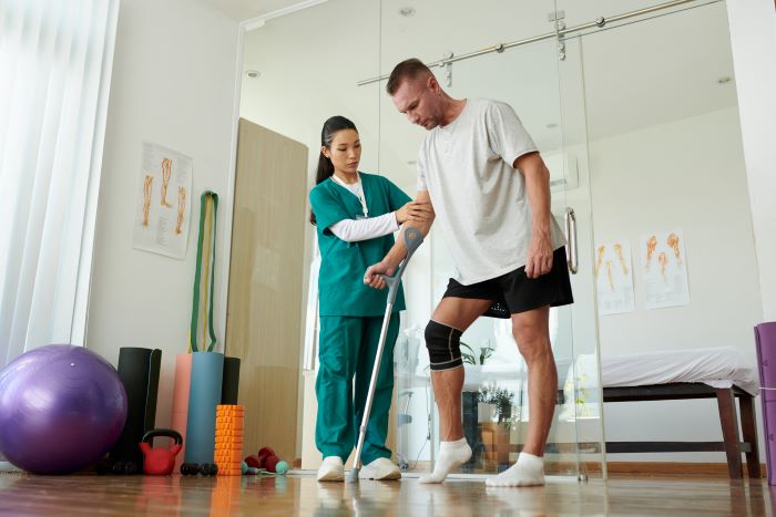Man with knee injury doing physical therapy
